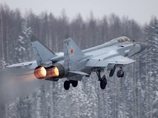 Động cơ cực mạnh này đã giúp MiG-31 có tầm hoạt động đáng kinh ngạc lên tới 3.300 km, cho phép MiG-31 thực hiện các nhiệm vụ tuần tra dọc biên giới trải dài của Liên Xô. Mặc dù MiG-31 đã ngừng sản xuất từ năm 1994, nhưng trong những năm gần đây, chiếc máy bay chiến đấu cũ này lại được mọi người chú ý trở lại.