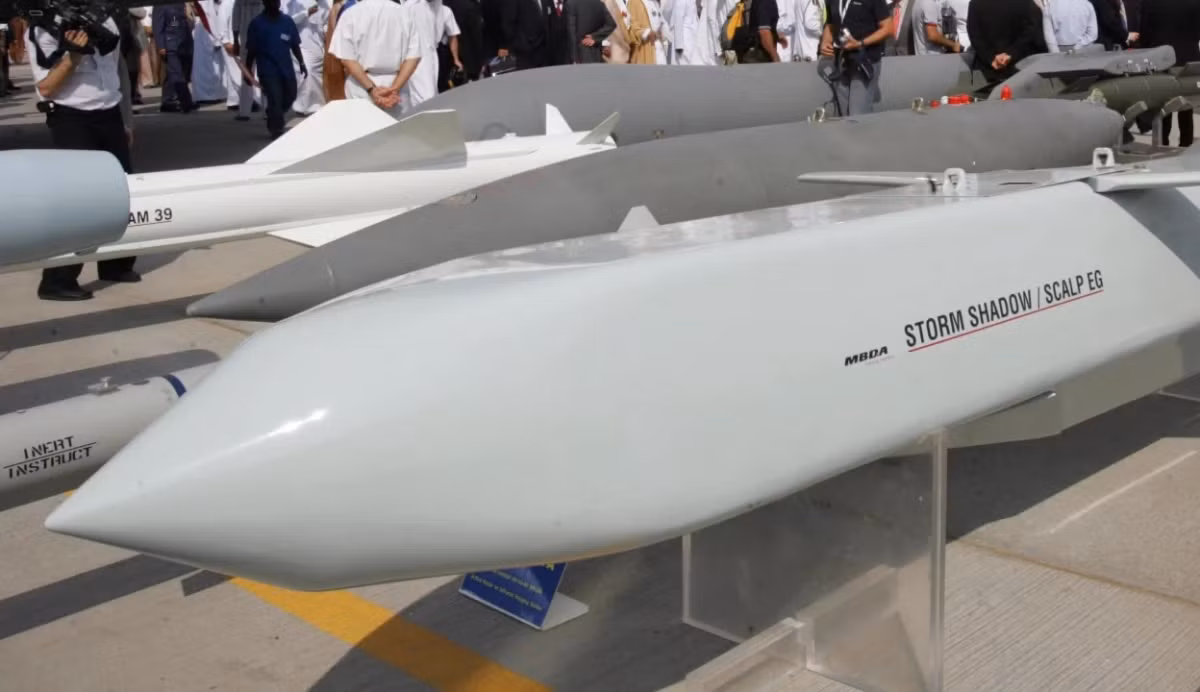Storm Shadow nặng 1.300 kg (đầu đạn nặng 450 kg) và chỉ dài hơn 5 mét; đường kính của tên lửa là 50 cm. Sau khi phóng, tên lửa khởi động động cơ Turbomeca Microturbo TRI 60-30 cho tên lửa bay ở tốc độ cận âm. Tùy thuộc vào độ cao khi bay, tên lửa có thể đạt tốc độ tối đa 1.000 km/h (tương đương Mach 0,8–0,95).