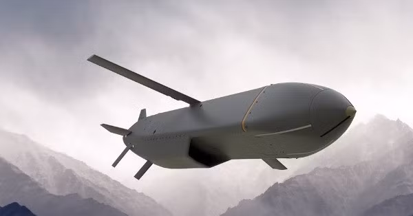 Tầm bắn tối đa của tên lửa Storm Shadow đạt 560 km, nhưng biến thể viện trợ cho Ukraine chỉ có tầm bắn 250 km. Tên lửa dẫn đường kết hợp giữa dẫn đường quán tính toàn thời gian, hiệu chỉnh sai số bằng GPS, kết hợp đo cao radar địa hình (TERPROM); pha cuối cùng sử dụng so sánh hình ảnh hồng ngoại (DSMAC).