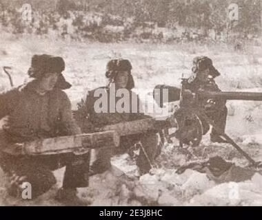 Vào ngày 15/3/1969, Trung Quốc dựng một dàn loa lớn, kêu gọi binh lính Liên Xô rời khỏi biên giới. Đáp lại, Liên Xô cũng sử dụng loa công suất lớn để đối phó. Bắt đầu lúc 9 giờ sáng, và liên tục trong 8 tiếng đồng hồ, phía Trung Quốc sử dụng pháo binh bắn phá liên tục vào đảo Damansky.
