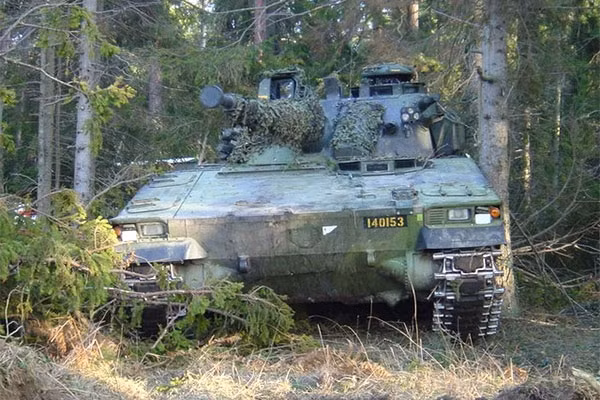 Đạn xuyên giáp của CV90 có thể tiêu diệt hiệu quả các mục tiêu khác nhau như xe bọc thép hạng nhẹ, xe quân sự và công sự dã chiến bằng gỗ đất ở cự ly tối đa đến 1.000 mét và tiêu diệt các máy bay là máy bay bay thấp ở độ cao 1.500 mét (Nguồn ảnh Military). 
