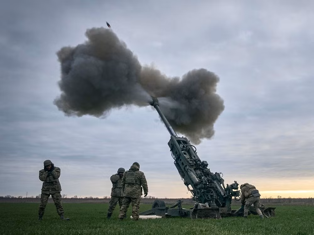 Một bài báo trên tờ Defense One của Mỹ cho biết, Quân đội Ukraine tiêu thụ 240.000 viên đạn pháo mỗi tháng, vượt xa sản lượng hàng tháng của Mỹ và châu Âu sản xuất. Do vậy Quân đội Ukraine thường xuyên kêu ca tình trạng thiếu đạn pháo trên chiến trường; 