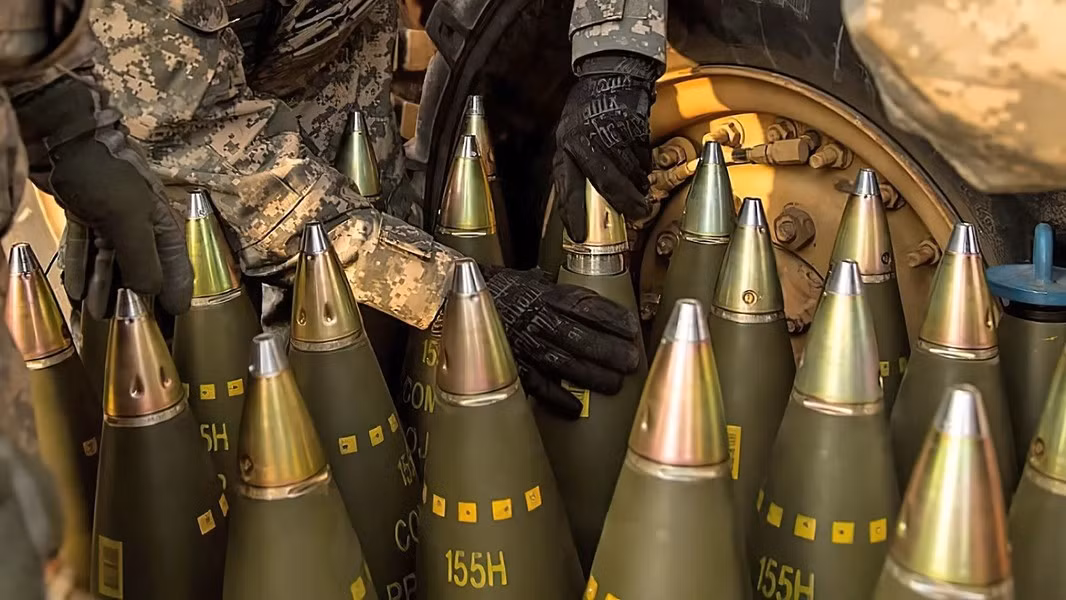 EU vào đầu năm đã công bố kế hoạch chuyển một triệu quả đạn pháo 155 mm sang Ukraine vào mùa xuân năm 2024; nhưng vừa qua họ thừa nhận rằng thời hạn giao hàng đã bị trễ. Cho đến nay, các tổ hợp công nghiệp quốc phòng châu Âu chỉ sản xuất được 30% số đạn này, và sẽ không thể nhanh chóng tăng sản lượng đạn pháo được.