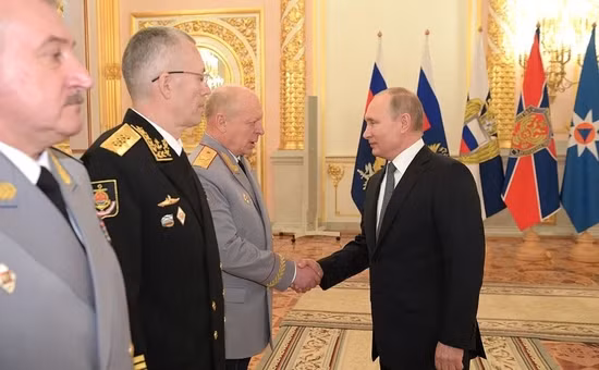 Tổng thống Nga Putin bắt tay tướng Salyukov tại Điện Kremlin. Ảnh Sputnik Vào ngày 2/5/2014, Salyukov khi đang kiểm tra khả năng sẵn sàng chiến đấu của Quân khu phía Nam ở Bắc Kavkaz, bất ngờ nhận được lệnh từ Bộ trưởng Quốc phòng Shoigu, yêu cầu ông tham gia một cuộc hội đàm từ xa ngay tại chỗ. Tại cuộc họp, Bộ trưởng Shoigu đã đọc Sắc lệnh số 291 do Tổng thống Putin ký, và Salyukov sẽ được bổ nhiệm làm Tư lệnh Lục quân Nga, vị trí đã bị bỏ trống hơn 120 ngày; đây là lực lượng có quân số chiến đấu lớn nhất trong Quân đội Nga. Để bày tỏ sự ủng hộ và tin tưởng đối với Salyukov, Putin cũng đã bổ nhiệm ông làm Tổng chỉ huy cuộc duyệt binh trên Quảng trường Đỏ ở Moscow năm đó. Trên cương vị mới, ông đã hoàn thành trách nhiệm nặng nề của Tổng thống Putin và hoàn thành tốt công việc của Tư lệnh lục quân; cho thế giới bên ngoài nhìn thấy "cơ bắp" của nước Nga. Sau đó, ông cũng nhiều lần giữ chức Tổng tư lệnh duyệt binh ở Quảng trường Đỏ. Vào "ngày trọng đại" của nước Nga, việc chứng tỏ sức mạnh quân sự đang tái nổi của Moscow, thông qua các cuộc duyệt binh ngày càng trở nên quan trọng. Chẳng hạn, trong lễ duyệt binh năm nay, nhiều vũ khí mới được bổ sung vào đội diễu binh. Đó là hệ thống phóng tên lửa đa năng "Cyclone-G" cỡ nòng 122mm được trang bị hệ thống điều khiển hỏa lực và dẫn đường tự động đã ra mắt lần đầu tiên tại lễ duyệt binh. Ngoài ra, hệ thống tên lửa đạn đạo "Iskander-M", có thể mang đầu đạn thông thường hoặc đầu đạn hạt nhân, và hệ thống tên lửa đạn đạo xuyên lục địa "Yars" với tính năng siêu cơ động và khả năng xuyên phá hệ thống phòng thủ của đối phương…đều là vũ khí hiện đại của lực lượng Lục quân Nga. Đối với Salyukov, ông cũng sẽ ghi nhớ ý định ban đầu là thi vào trường xe tăng; chỉ cần đất nước cần, ông sẵn sàng ra chiến trường cùng với tất cả binh lính Nga để bảo vệ Tổ quốc.