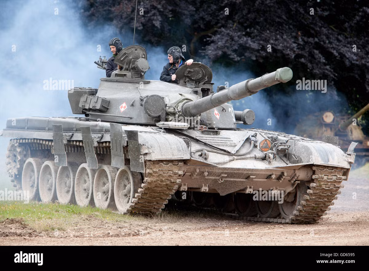 Thứ hai là khả năng cơ động cao: Xe tăng T-72 được trang bị động cơ diesel tăng áp công suất 780 mã lực, mang lại khả năng cơ động và tốc độ tốt. Nó có thể di chuyển nhanh chóng trong nhiều điều kiện địa hình khác nhau và thích ứng với các môi trường chiến trường khác nhau.