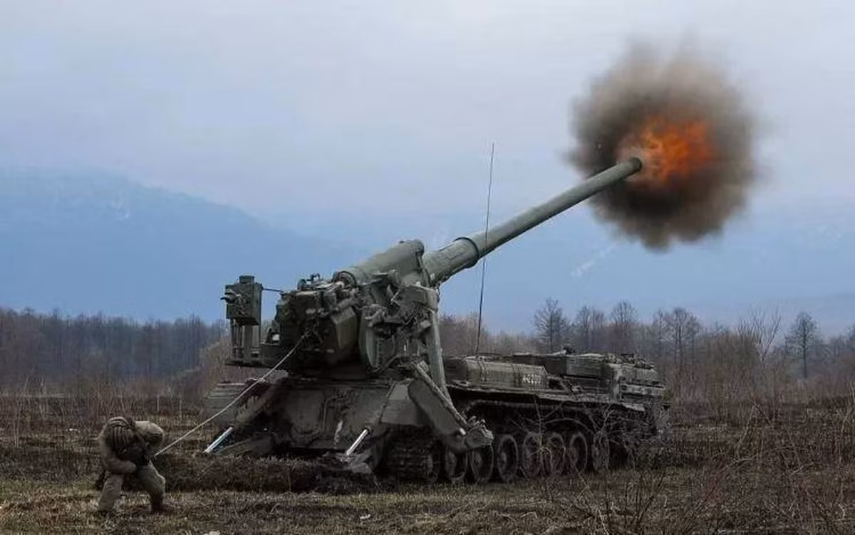 Trên chiến trường Ukraine, mặc dù 2S7 của quân đội Nga là pháo tự hành, nhưng khả năng cơ động của nó vẫn còn hạn chế; nếu không sơ tán kịp thời sau khi bắn, sẽ rất dễ bị radar trinh sát pháo của Ukraine (được phương Tây trang bị) khóa chặt. 