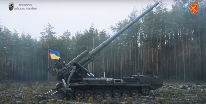 Trước khi nổ ra cuộc xung đột Nga-Ukraine, quân đội Ukraine đã sử dụng pháo tự hành 2S7 Pion trong các trận đánh với lực lượng dân quân Donbass. Đạn pháo của 2S7 Pion có tầm bắn tối đa 37,5 km, vượt xa pháo tự hành 152mm 2S19 Musta-S được trang bị bởi lực lượng dân quân Donbass. 