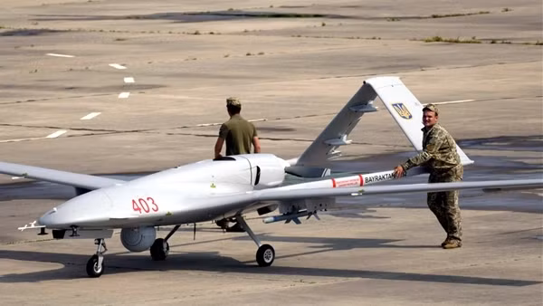 Come Back Alive đã đăng trên mạng xã hội rằng, họ đã mua một hệ thống UAV TB2 hoàn chỉnh bao gồm: hệ thống liên lạc trên không, thiết bị đầu cuối dữ liệu mặt đất, hệ thống nhận dạng bạn hoặc thù, một tổ hợp kiểm soát mặt đất di động và 3 UAV TB2. 