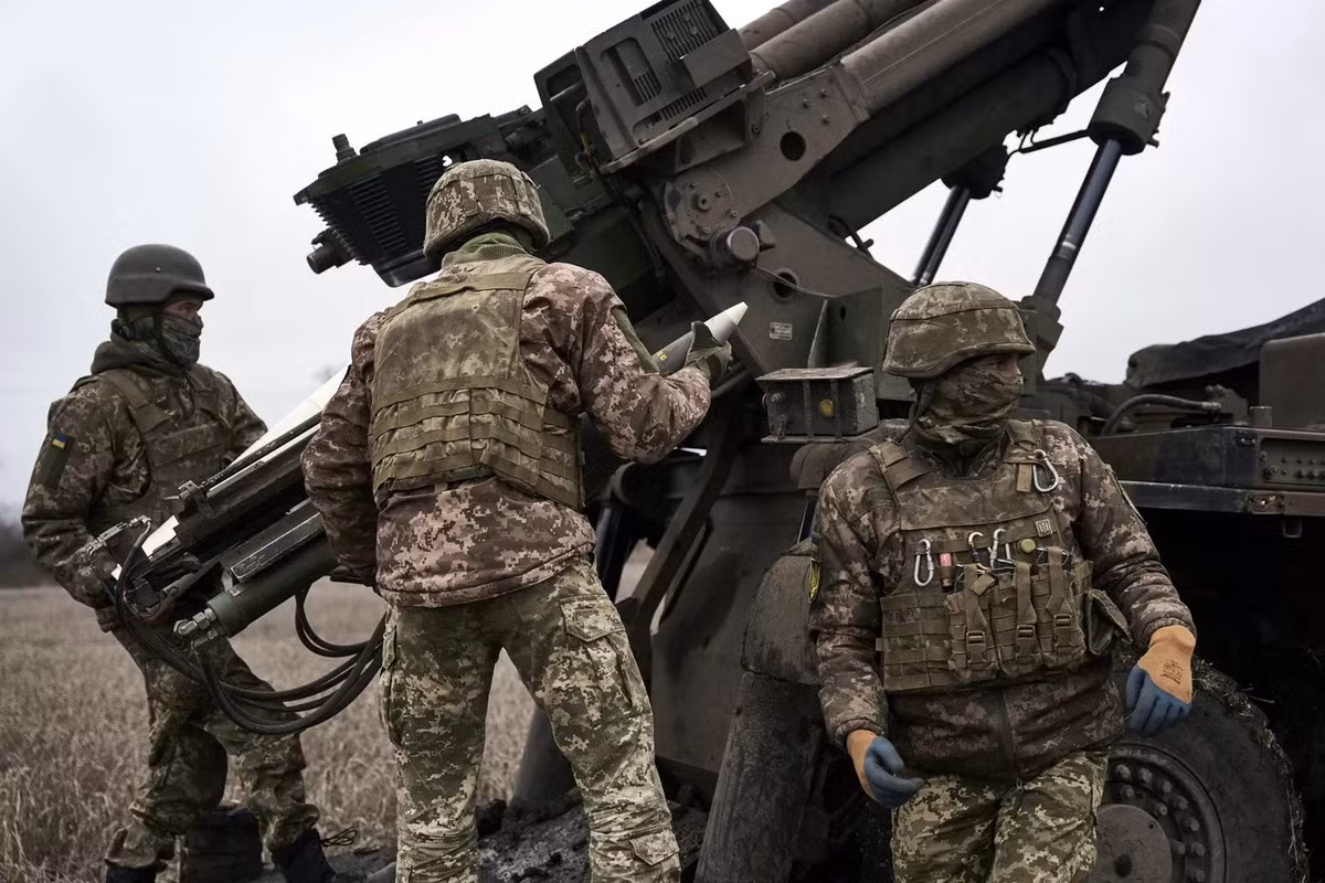 Đồng thời theo truyền thông Ukraine, các cuộc tấn công của quân đội nước này đã gây tổn thất nặng nề cho phía Nga, đồng thời mô tả pháo binh, tên lửa và UAV tự sát của Ukraine đã tấn công tất cả các vị trí của quân Nga trên khu vực bờ đông sông Dnieper tại Kherson.