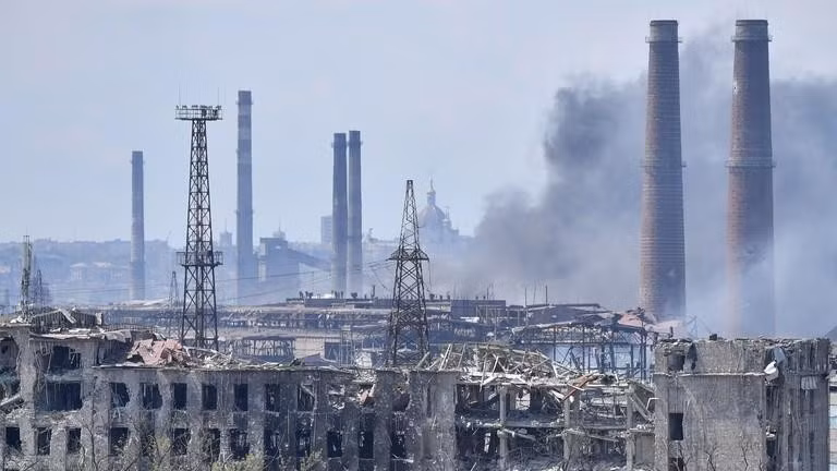 Cách duy nhất để ép quân Ukraine trong các pháo đài ngầm ở Azovstal đầu hàng là đợi lực lượng cố thủ hết dự trữ hậu cần, đặc biệt là nước uống và lương thực. Mặc dù các phương pháp của Tiểu đoàn Azov là vô nhân đạo, nhưng đã làm chậm tốc độ tấn công của Quân đội Nga một cách hiệu quả.