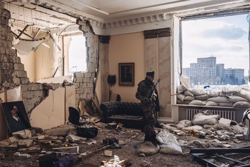 Do trình độ chiến đấu tổng thể của Quân đội Ukraine khi đó thấp, dẫn đến số lượng lớn đầu hàng; để bảo tồn lực lượng, Quân đội Ukraine chỉ có thể liên tục triệt thoái, cho đến khi mất hai thành phố song sinh là Sievierodonetsk và Lisichansk thuộc Lugansk. 