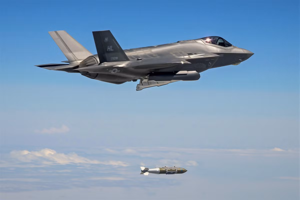 Mặc dù F-35 được đưa vào biên chế chiến đấu từ năm 2014, nhưng vẫn còn lâu mới có khả năng sẵn sàng cho chiến tranh cường độ cao. Và do các vấn đề về hiệu suất, sửa lỗi và nâng cấp, nên tiến độ của F-35 đã bị trì hoãn trong vài năm qua.