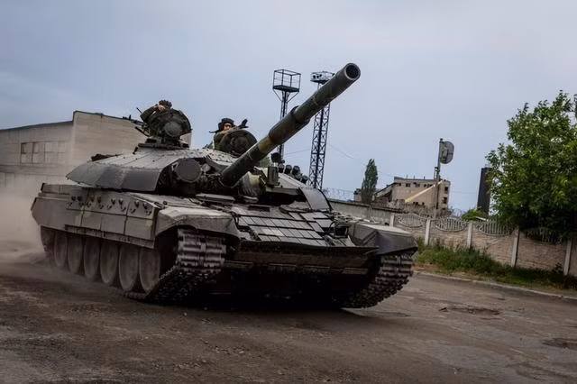 Trước đó, cũng có thông tin cho rằng, một lượng lớn Quân đội Ukraine từ mặt trận Sieverodonetsk đã rút về Lisichansk. Ngày 30/5, mạng xã hội Ukraine đăng tải bức ảnh, xe tăng chiến đấu chủ lực T-72AMT của Quân đội Ukraine đang rút lui về Lisichansk. 