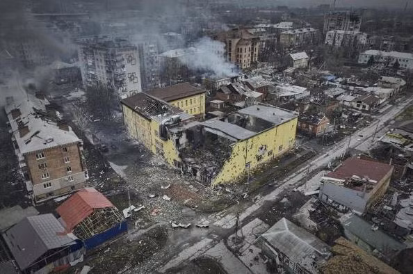 Có một điểm chung giữa Bakhmut và Kursk là quân Ukraine đều gặp bất lợi về mặt địa lý. Nếu ở Bakhmut, thành phố nằm ở thung lũng, sau khi quân Nga chiếm đóng các điểm cao xung quanh thành phố, quân Ukraine phòng thủ Bakhmut đã bị hỏa lực của quân Nga bao phủ hoàn toàn và chỉ có thể chống cự lại bằng cách liên tục tăng viện, để bảo vệ thành phố chết chóc này.