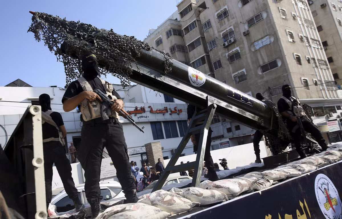 Hiện IDF đang cố gắng tránh mở một mặt trận khác ở phía bắc, khi nhóm vũ trang Hezbollah đe dọa tấn công, sau khi Israel tiếp tục bắn phá Dải Gaza. Các cuộc tấn công lẻ tẻ của Hezbollah đã làm dấy lên lo ngại rằng, một cuộc xung đột khu vực rộng lớn hơn có thể sắp xảy ra.
