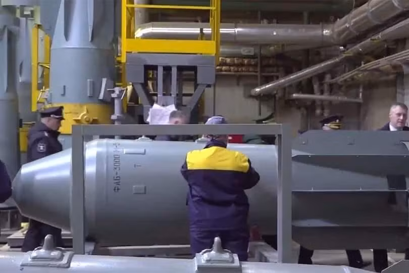 Do vậy việc Nga tăng cường sản xuất và sử dụng bom FAB-3000 chắc chắn sẽ góp phần mang đến cơ hội chiến thắng chiến lược của Nga đến gần hơn nhiều, nhất là khi họ phải vượt qua những pháo đài thành phố. Trong bối cảnh đó, lệnh ngừng bắn sớm ở Ukraine càng trở nên cấp bách hơn, nhà phân tích Weichert nhấn mạnh. (Nguồn ảnh: RT, Sputnik, X).