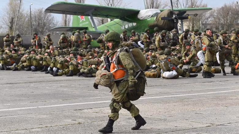 Tuy nhiên quân số Nga ở biên giới Ukraine giảm nhẹ trong những ngày gần đây, do Bộ Quốc phòng Nga thông báo, 10.000 binh sĩ đã trở về căn cứ, sau khi hoàn thành cuộc tập trận kéo dài 1 tháng. Quân đội Nga cũng tuyên bố rằng, các cuộc tập trận này, được tiến hành tại một số căn cứ quân sự của Nga gần Ukraine.
