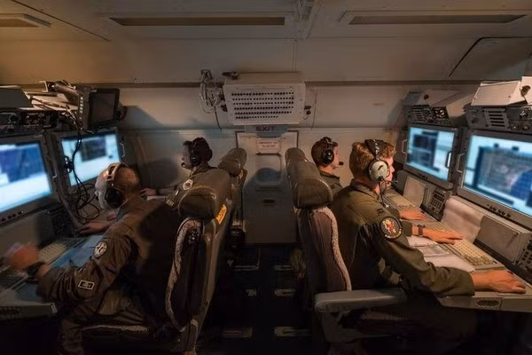 Radar của máy bay E-8C có thể quét liên tục các phương tiện di chuyển trên mặt đất trong một khoảng thời gian; đồng thời có thể phát hiện tốc độ và hướng di chuyển của xe.