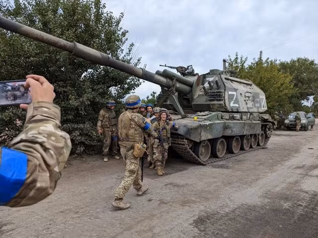 Theo Viện nghiên cứu Chiến tranh Mỹ, quân đội Ukraine quả thực đã đạt được bước tiến lớn mặt trận Izyum. Hiện tại, còn vô số vũ khí trang bị, bị quân đội Nga bỏ rơi sau khi triệt thoái khỏi mặt trận này, trong đó có cả pháo tự hành 152mm 2S19M2 "Msta-S" tối tân. 
