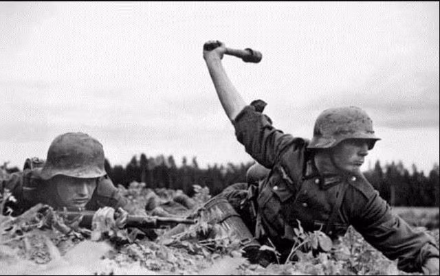 Vậy tại sao Hitler nhất quyết đi theo con đường riêng của mình, mạo hiểm tấn công Liên Xô, khi biết rằng hành động này rất có thể sẽ dẫn đến “lưỡng đầu thọ địch”? Lý do là vì Hitler tin rằng, ông ta có ưu thế bất ngờ và lực lượng vũ trang đã giúp ông ta chinh phục gần hết châu Âu.