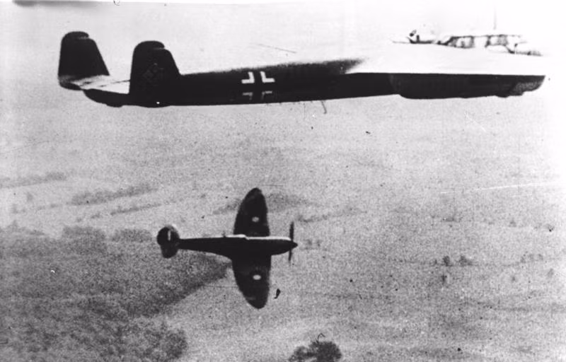 Vì vậy, Hitler cuối cùng đã quyết định tấn công nước Anh trước để thử mức độ phản kháng của đối thủ không đội trời chung này. Tuy nhiên, sự kháng cự kiên cường của người Anh đã khiến Hitler gặp rắc rối, Đức không giành được lợi thế nào sau nhiều cuộc tấn công bằng không quân.