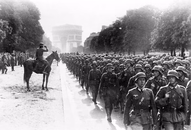 Khi đó, Hitler tin rằng, chỉ có hai nước ở Tây Âu có thể là đối thủ của ông ta, một là Pháp, hai là Anh. Tuy nhiên, với chiến tranh cơ giới (blitzkrieg), quân Đức đã nhanh chóng đánh bại Quân đội Pháp và chiếm đóng hoàn toàn nước Pháp. 