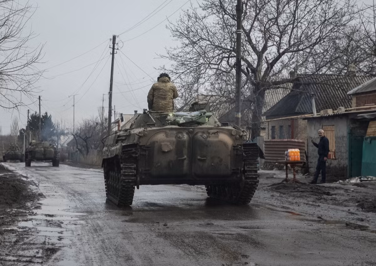 Vì vậy, bất kể là vì lý do chính trị hay quân sự, người Ukraine đều không muốn từ bỏ Bakhmut và tiếp tục gửi viện binh đến đây. Khi quân Ukraine đưa quân vào bẫy, hẳn quân Nga sẽ vui vẻ “mỉm cười chấp nhận”. Rốt cuộc, quân Nga có lợi thế về hỏa lực pháo binh, nên rất dễ dàng tấn công Quân đội Ukraine bị mắc kẹt trong một địa điểm nhỏ bé.