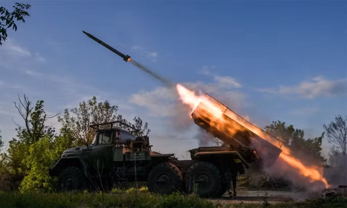 Ông Oleh Shyriaiev, chỉ huy Tiểu đoàn xung kích 255 của Ukraine đóng tại khu vực này được 6 tháng cho rằng, Nga đang triển khai chiến thuật “thiêu đốt” nhằm phá hủy bất cứ nơi nào có thể được sử dụng làm trận địa, nhằm buộc lực lượng Ukraine phải rút lui.