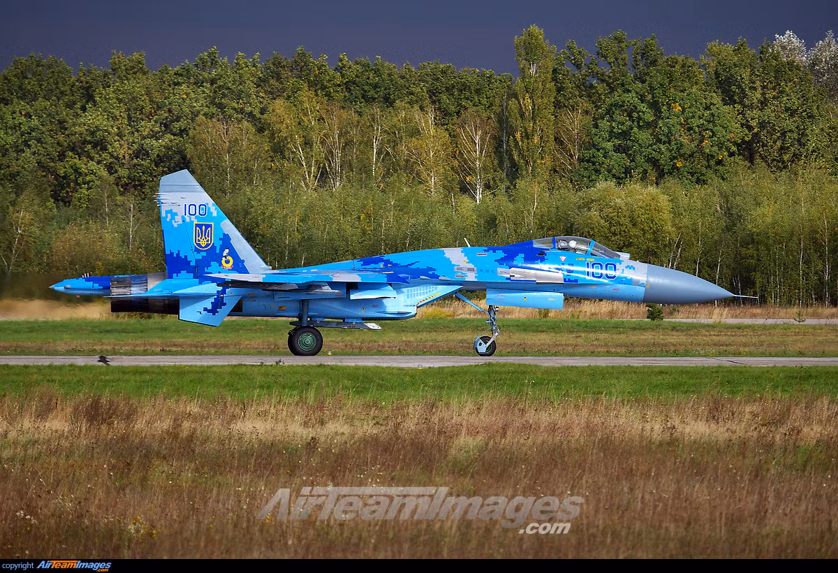 Trong năm đầu tiên của cuộc xung đột, những chiếc "Flanker" này, với tư cách là “anh cả” của Không quân Ukraine, được triển khai thường xuyên và tổng cộng 12 chiếc trong số đó đã bị tiêu diệt bởi tên lửa trên mặt đất, và 5 chiếc khác bị hư hại do các cuộc tấn công và vận chuyển.