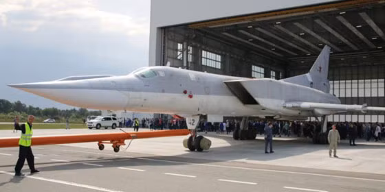 Việc bàn giao thêm 3 chiếc Tu-22M3 cho Lực lượng Không quân Vũ trụ Nga, trong lúc chiến trường Ukraine cần tăng cường hỏa lực tấn công tầm xa, không chỉ là sự thể hiện sức mạnh kỹ thuật, mà còn là sự hỗ trợ mạnh mẽ cho việc tiếp tục nâng cao sức mạnh không quân của Nga.