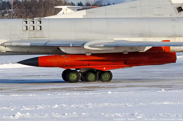 Tên lửa Kh-32, một trong những vũ khí mạnh nhất của Tu-22M3, có tốc độ bay lên tới Mach 4,4 và tầm bắn hơn 1.000 km, cho phép nó vượt qua một quãng đường rất xa trong thời gian rất ngắn, để thực hiện đòn tấn công sâu vào phía sau của đối phương.