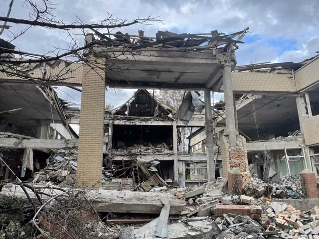 Vậy câu hỏi đặt ra là, việc Quân đội Ukraine để mất Soledar theo cách này, liệu có tác động gì đến xu hướng của toàn cuộc chiến? Đầu tiên phải rõ ràng, vị trí địa lý của Soledar không quan trọng lắm, nó chỉ là một phần trong tuyến phòng thủ của Ukraine ở Bakhmut; việc mất Soledar không ảnh hưởng đến đường tiếp tế cho Bakhmut.