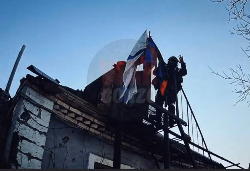 Theo WarGonzo, lá cờ Nga đã được kéo lên trên ngôi làng Pavlovka, các cuộc đụng độ riêng rẽ vẫn đang diễn ra ở ngoại ô và quân Nga vẫn đang “dọn dẹp” các ổ đề kháng còn lại của quân Ukraine. 
