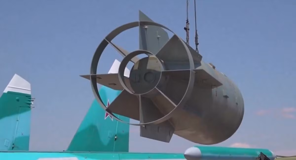Ví dụ, blogger quân sự và hàng không nổi tiếng người Nga Fighter Bomber đã chỉ ra rằng, độ thiếu chính xác tương đối của mô-đun UMPC trên bom FAB-3000, sẽ được bù đắp bởi sức công phá cao hơn của bom; có nghĩa là blogger này nghi ngờ về độ chính xác của bom.