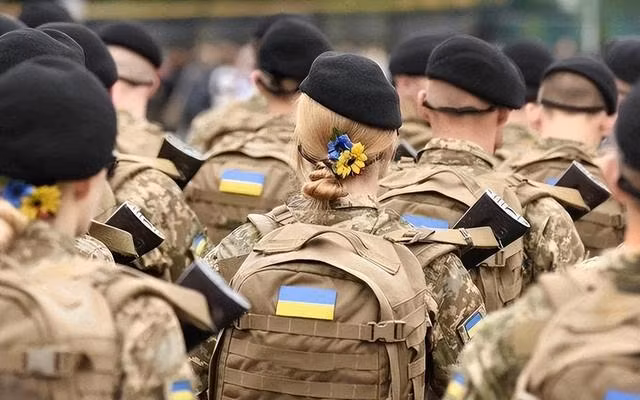 Chiến trường khốc liệt, các chỉ huy tiền tuyến của Quân đội Ukraine kêu ca rằng, bộ phận tuyển quân đã không chọn đúng người để gia nhập quân đội; những lời kêu ca kiểu như "Tôi không muốn chiến đấu ở bên những người không có động lực", đang ngày càng tăng lên. 