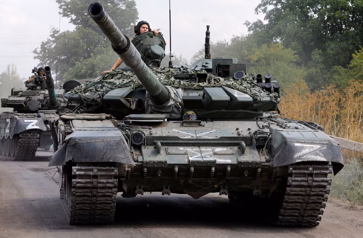 Konstantin Sivkov cho biết: “Phòng ngự cơ động đã được Quân đội Nga tổ chức trên chiến tuyến Kherson và đã thể hiện nhiều điểm mạnh. Khi đối phương xâm nhập sâu vào tuyến phòng ngự, pháo binh sẽ có nhiệm vụ bịt cửa mở, sau đó các cuộc phản công được thực hiện bởi một lực lượng dự bị, được huấn luyện đặc biệt”. 