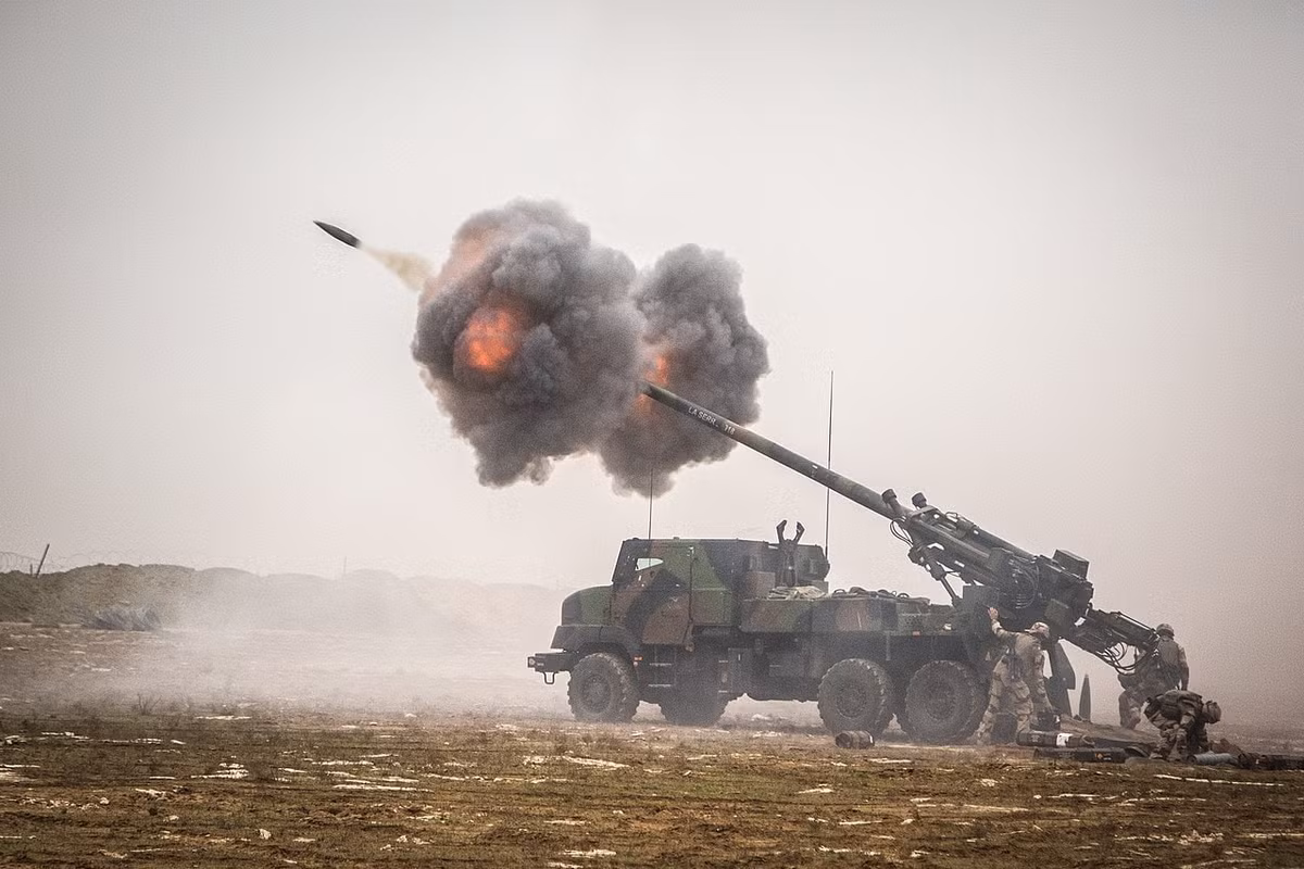 Nhưng đây cũng là chiến thuật mới của quân Ukraine, khi phía sau vài km của khẩu Caesar giả này, chính là những khẩu pháo tự hành Caesar thật của quân đội Ukraine và những khẩu Caesar giả, đã thu hút thành công hỏa lực pháo binh Nga.