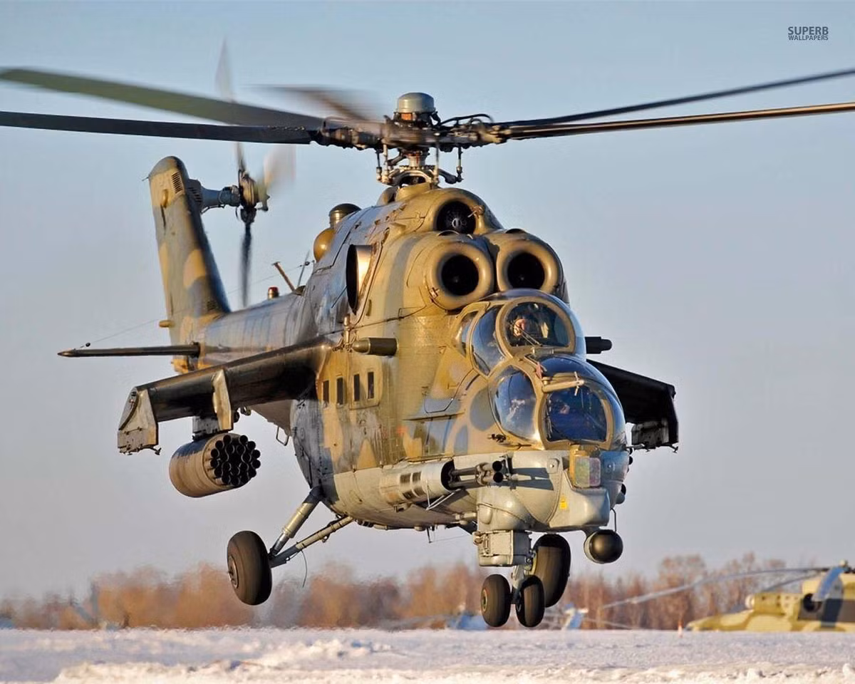 Trực thăng Mi-24 được đánh giá tương tự như đối thủ của Mỹ là AH-64 Apache, được đưa vào phục vụ vào cuối Chiến tranh Lạnh. Cả hai đều được coi là những trực thăng vũ trang có khả năng nhất vào thời điểm đó. Ảnh: Super.