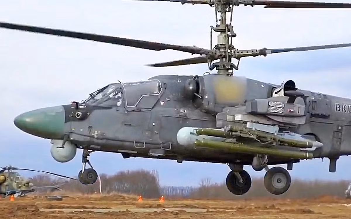 Trong khi NATO không phát triển phiên bản kế nhiệm cho Apache, thì Mi-24, mặc dù vẫn là một trực thăng tấn công mạnh, đã được Nga phát triển thêm phiên bản Mi-28 và Ka-52. Ảnh: Aviation.