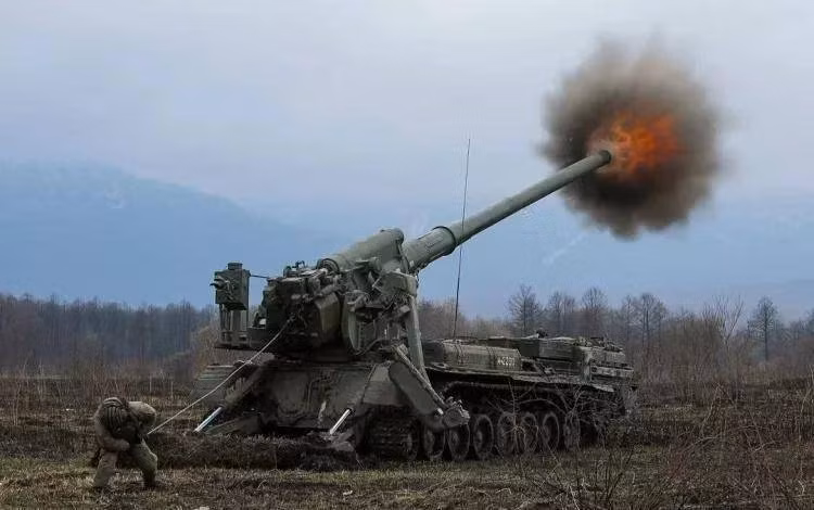 Trong cuộc xung đột Nga-Ukraine, cả hai bên đều sử dụng loại “siêu pháo” 2S7 và loại lựu pháo tự hành này, luôn là tâm điểm tấn công của đối phương. Được biết, quân đội Ukraine có khoảng 13 khẩu 2S7 đang hoạt động trên tiền tuyến và nhiều khẩu trong số trên đã bị quân đội Nga phá hủy. 
