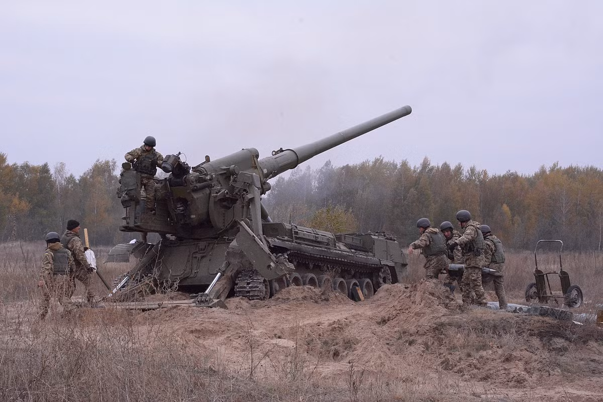Theo thống kê của trang Military Balance 2021, Nga có tổng cộng 320 khẩu pháo tự hành 2S7 trong kho dự trữ, trong đó có 260 khẩu phiên bản cũ 2S7M và 60 khẩu phiên bản hiện đại hóa 2S7M Malka. Ukraine có khoảng 100 khẩu, được kế thừa từ thời Liên Xô, trong đó 13 khẩu đang hoạt động.