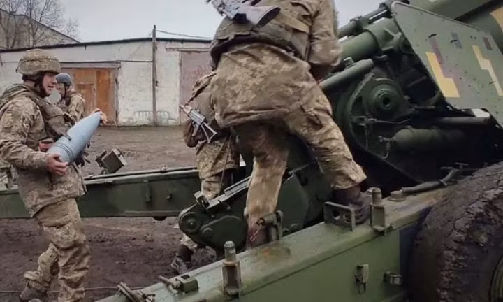 Trong số những điều “khác biệt”, các chuyên gia chỉ ra ngoài việc lực lượng pháo binh Ukraine diễn tập, đã không khai hỏa; nhưng còn cả việc các khẩu pháo này không có đạn tập tiêu chuẩn, khi các pháo thủ đưa những hòm đạn mô phỏng, hoàn toàn khác với đạn thật và đạn huấn luyện. Những hành động như vậy chỉ là sự lừa bịp công chúng Ukraine.