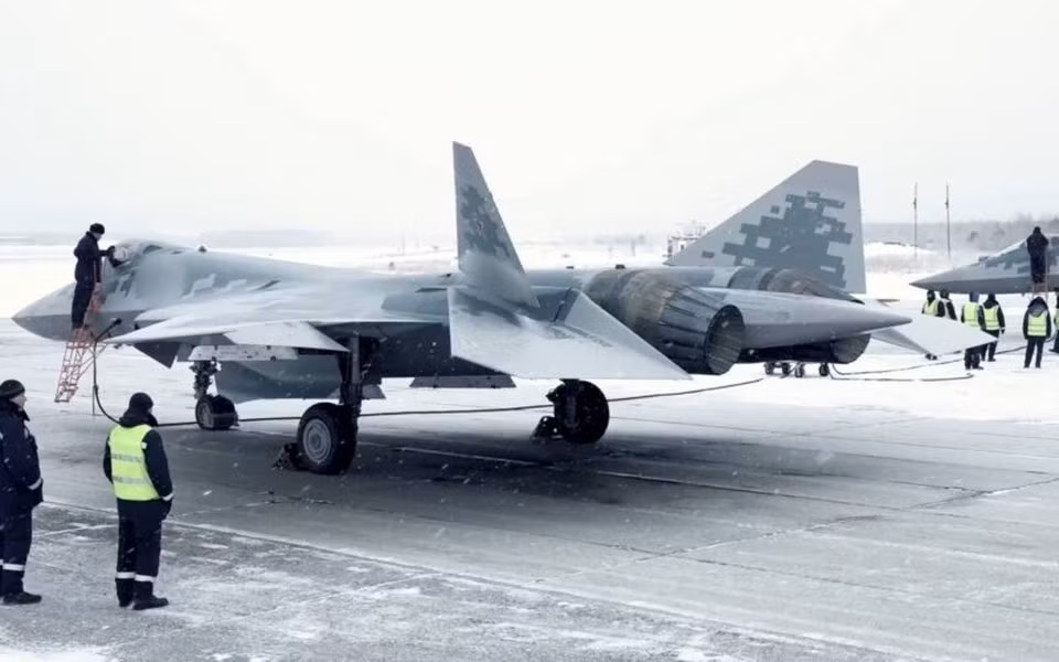 Dù chương trình phát triển Su-57 gặp một số vấn đề trong quá trình phát triển và thử nghiệm dẫn đến thời gian đưa vào biên chế chiến đấu bị chậm, nhưng Không quân Nga đã bắt đầu tiếp nhận tiêm kích Su-57 và có kế hoạch tăng dần số lượng.
