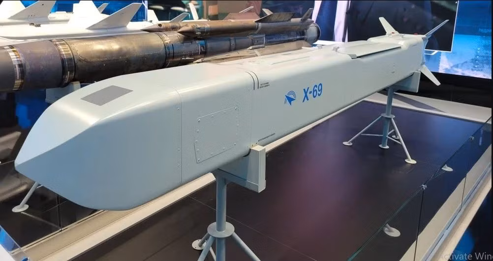 Ngoài ra, Su-57 sẽ tham gia nhiệm vụ tấn công mục tiêu mặt đất với tên lửa hành trình Kh-69. Với trọng lượng chỉ 770 kg, nhưng tên lửa Kh-69 lại có sức công phá khủng khiếp và là vũ khí tấn công mặt đất chính của Su-57, khi thiết kế của tên lửa vừa trong khoang vũ khí của máy bay. 