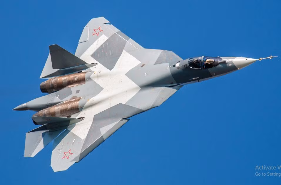 Hệ thống cảm biến phát hiện mục tiêu đáng chú ý là radar quét mảng pha chủ động tiên tiến của Su-57, giúp mang lại cho phi công khả năng phát hiện và theo dõi mục tiêu tốt nhất; cung cấp cho phi công khả năng nhận biết mục tiêu trong mọi điều kiện thời tiết. 