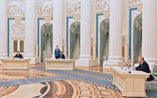 Theo các nguồn tin, quyết định đưa quân vào Donbass của Nga, đã có trước khi Tổng thống Nga Putin thông qua sắc lệnh công nhận sự độc lập của hai nước cộng hòa tự xưng Donetsk (DPR) và Lugansk (LPR).