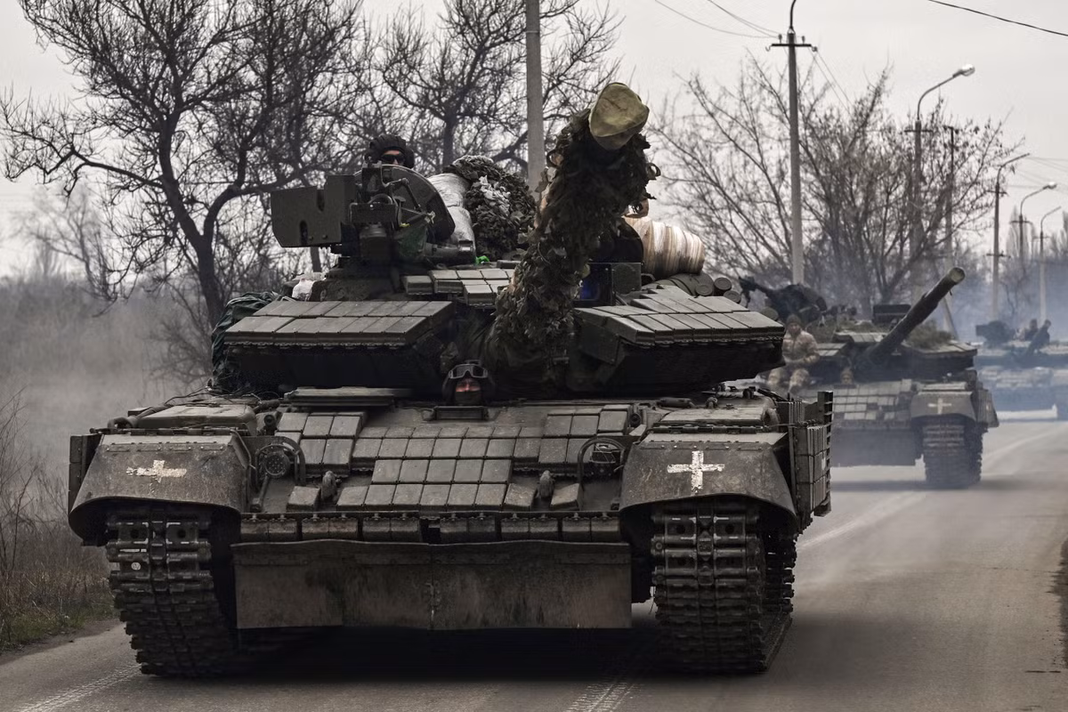 Tuy nhiên sau năm 1991, Ukraine đã sở hữu hoàn toàn Nhà máy xe tăng Kharkov và họ phát triển động cơ diesel 6TD, để thay cho động cơ tua-bin khí trên xe tăng T-80UD và lắp vào xe tăng T-64, giúp giải quyết "vấn đề bệnh tim" của tăng Liên Xô. Vì vậy, T-64 vẫn được Ukraine sử dụng làm xe tăng chiến đấu chủ lực và xuất khẩu. 
