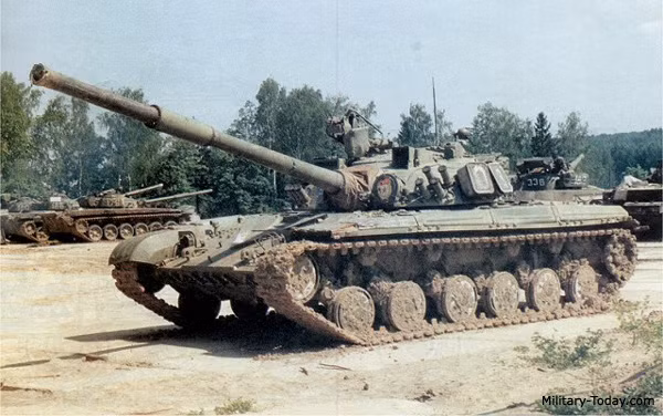 Tuy nhiên, điều đáng ngạc nhiên là lần này xe tăng chiến đấu chủ lực T-64 lại được Quân đội Nga sử dụng? Nên nhớ, T-64 là xe tăng thế hệ thứ ba đầu tiên trên thế giới, do Liên Xô phát triển vào giữa thập niên 1960 và nó được coi là đỉnh cao của công nghệ quốc phòng Liên Xô.