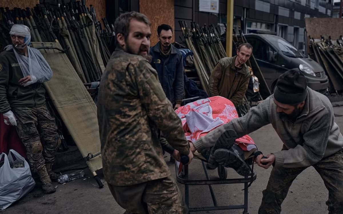 Thông tin tình báo của NATO cho biết, quy mô quân đội Ukraine ở Bakhmut đã tăng từ 18.000 quân ban đầu, lên 25.000 và sau đó là 30.000 quân. Để duy trì mức độ sức mạnh phòng thủ, Ukraine đã sử dụng các biện pháp xoay vòng, để dồn càng nhiều quân vào mặt trận Bakhmut càng tốt; còn về số lượng thương vong thì tuyệt đối giữ bí mật.
