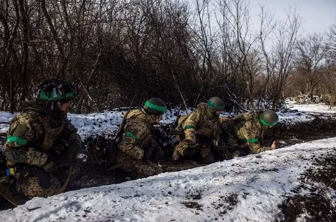 Nguồn tin quân sự Ukraine tiết lộ, tuyên bố trước đây của Nga về việc kiểm soát hai con đường là “sai sự thật”; mặc dù đoàn xe vận tải Ukraine sẽ bị pháo hoặc UAV của Nga tấn công, nhưng đường tiếp tế của quân phòng thủ Ukraine ở Bakhmut không bị “đóng băng” như tuyên bố của Nga.